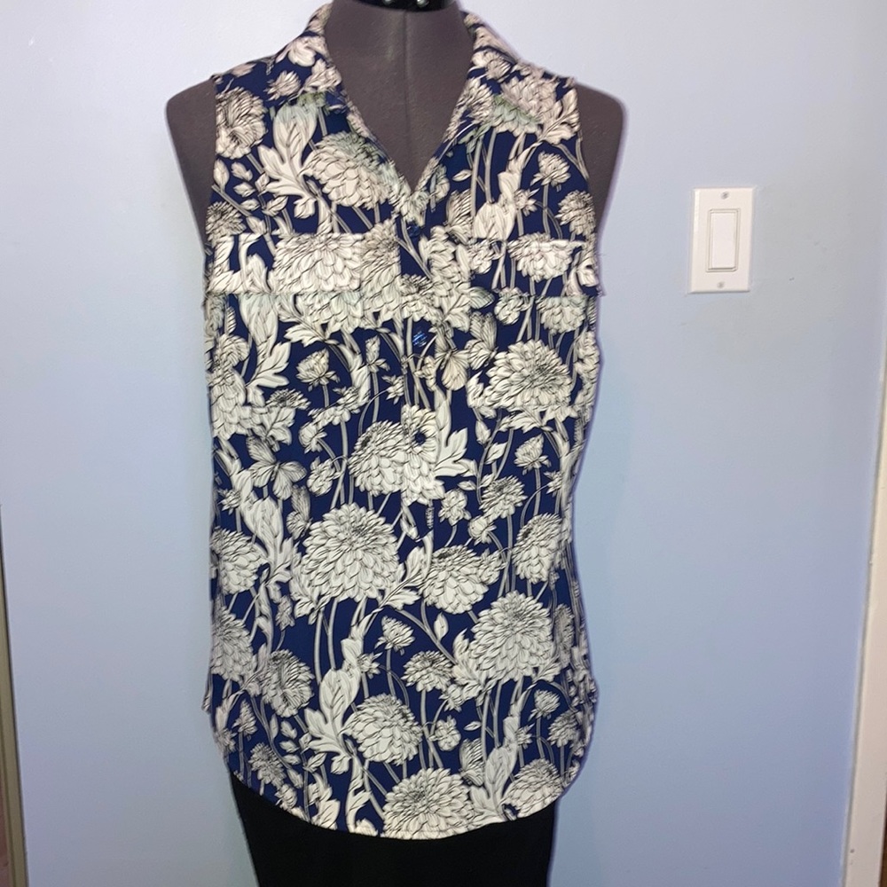 BANANA REPUBLIC sleeveless button up shirt. Floral pattern, size S w/pockets!